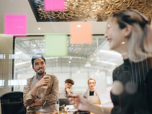 © iStock.com/staticnak1983
Quelle: iStock.com/staticnak1983 Team Scrum-style meeting using Post-it notes.