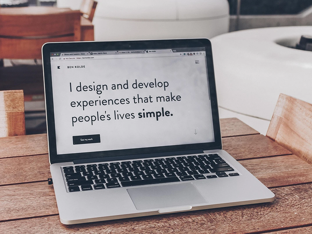 Laptop mit der Info, dass die Person inklusive Lösungen entwirft und entwickelt.