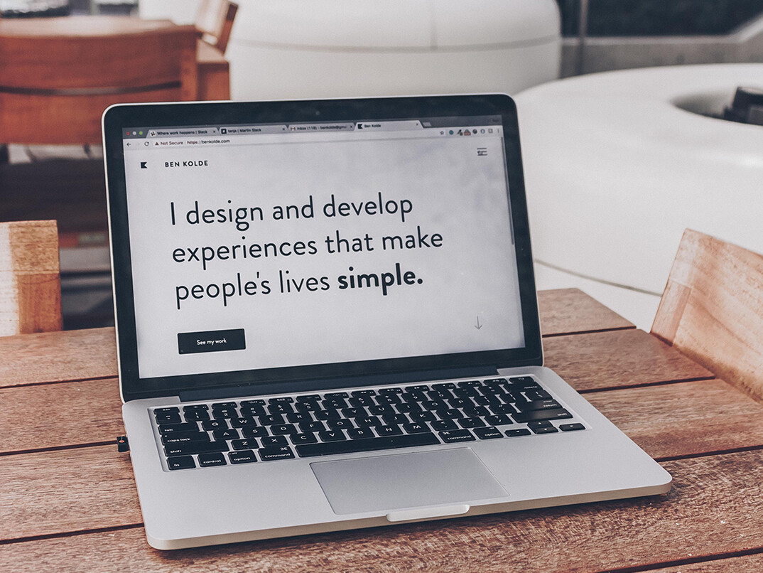 Laptop mit der Info, dass die Person inklusive Lösungen entwirft und entwickelt.