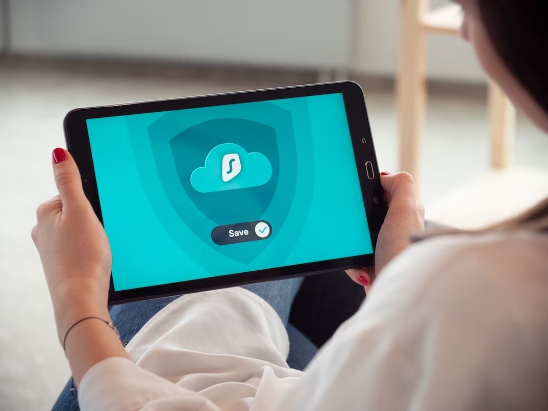 Tablet mit einer Bestätigungsmeldung zur Sicherheit